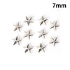 Eine Sammlung von sieben silbernen sternförmigen Nieten, 7 mm groß.