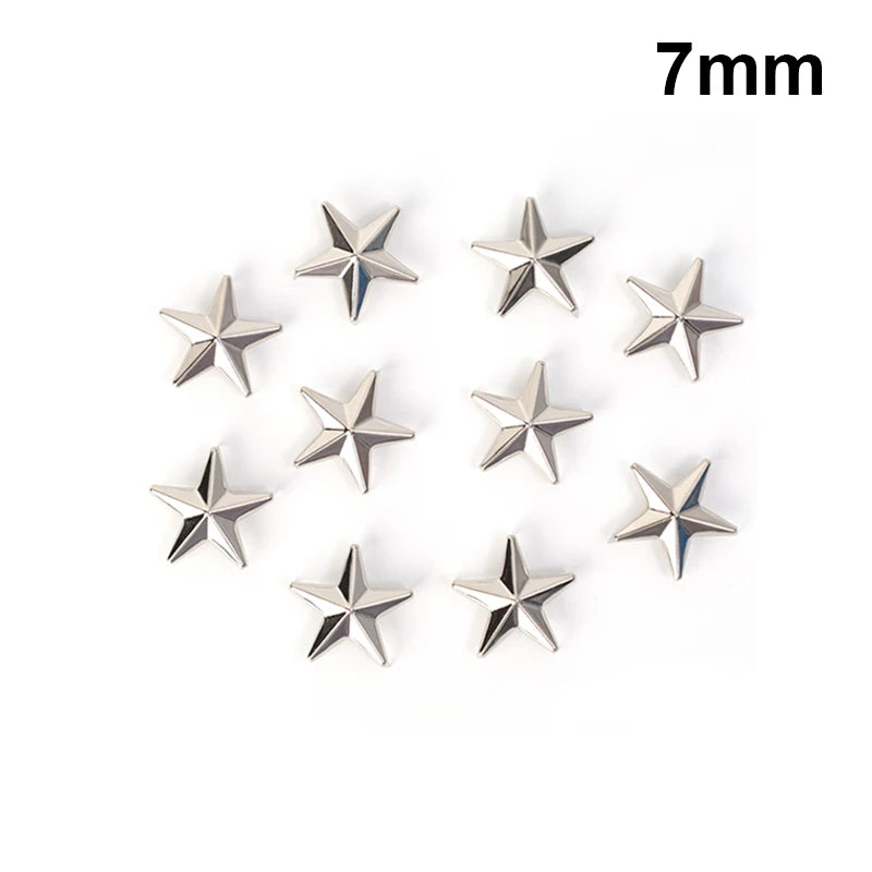 Eine Sammlung von sieben silbernen sternförmigen Nieten, 7 mm groß.