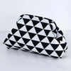 Pochette en crochet à motifs géométriques noir et blanc, rayée.