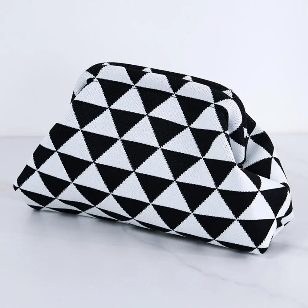 Pochette en crochet à motifs géométriques noir et blanc, rayée.