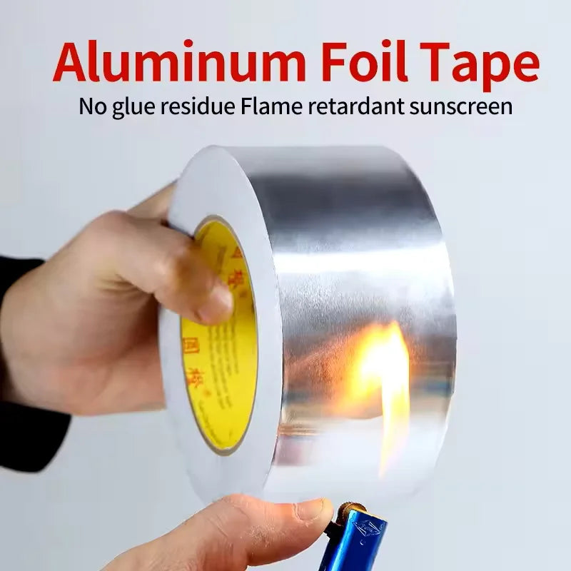 Une main déballe un rouleau de ruban adhésif en aluminium, montrant le ruban argenté et un test de flamme.