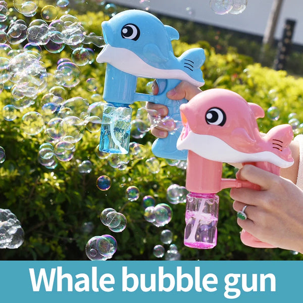 Une main tient un pistolet à bulles bleu projetant des bulles près d'un feuillage vert.