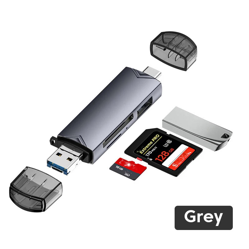 Silbernes 6-in-1 USB-C Kartenlesegerät mit verschiedenen Kartensteckplätzen und einer separaten Speicherkarte sichtbar.