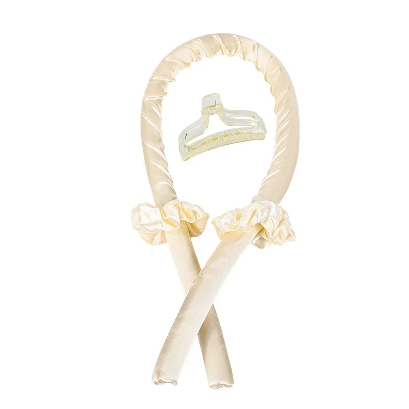 Diadema de seda sin calor beige con pinza decorativa y detalles de volantes.