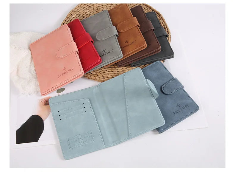 Collection de porte-passeports en cuir de différentes couleurs, disposés sur un tapis tissé.