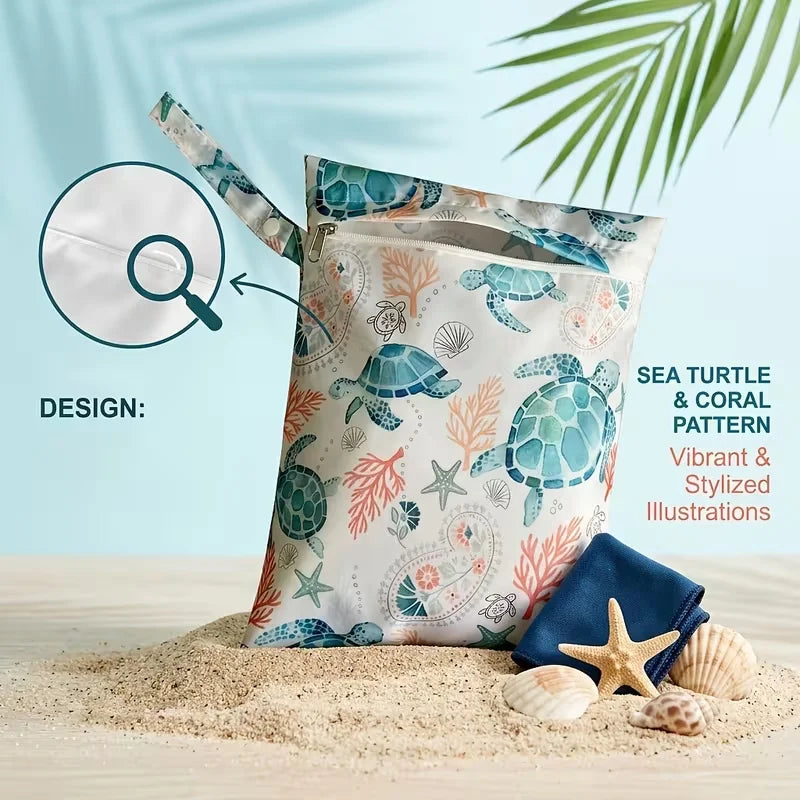 Gemusterte wasserdichte Reisetasche mit Meerestier- und Korallenillustrationen auf Sand.