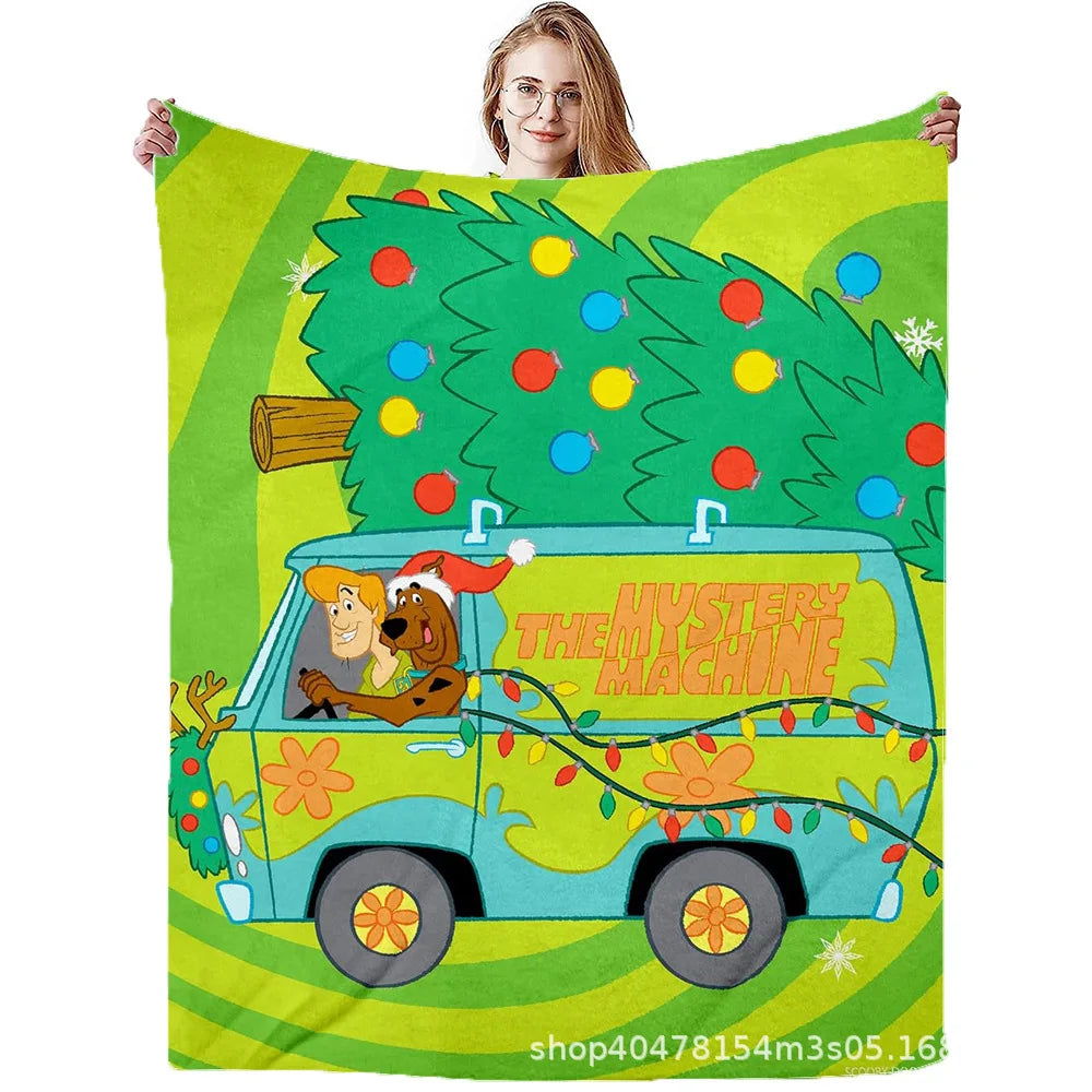 Grüne Flanell-Überwurfdecke mit einer Cartoon-Darstellung eines Vintage-Wagens mit Scooby-Doo und Shaggy.