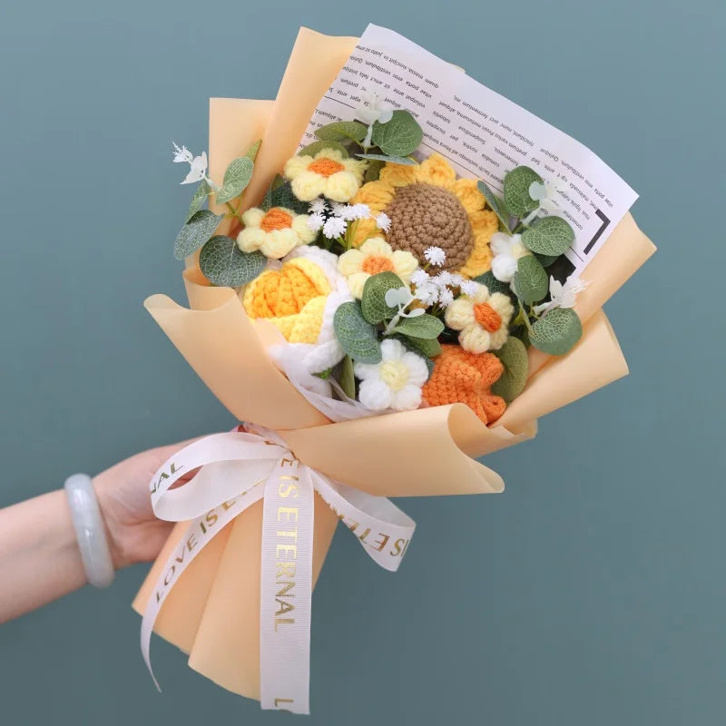 Handgemachter Blumenstrauß aus Häkelarbeit in orangefarbenem Papier mit Aufkleber