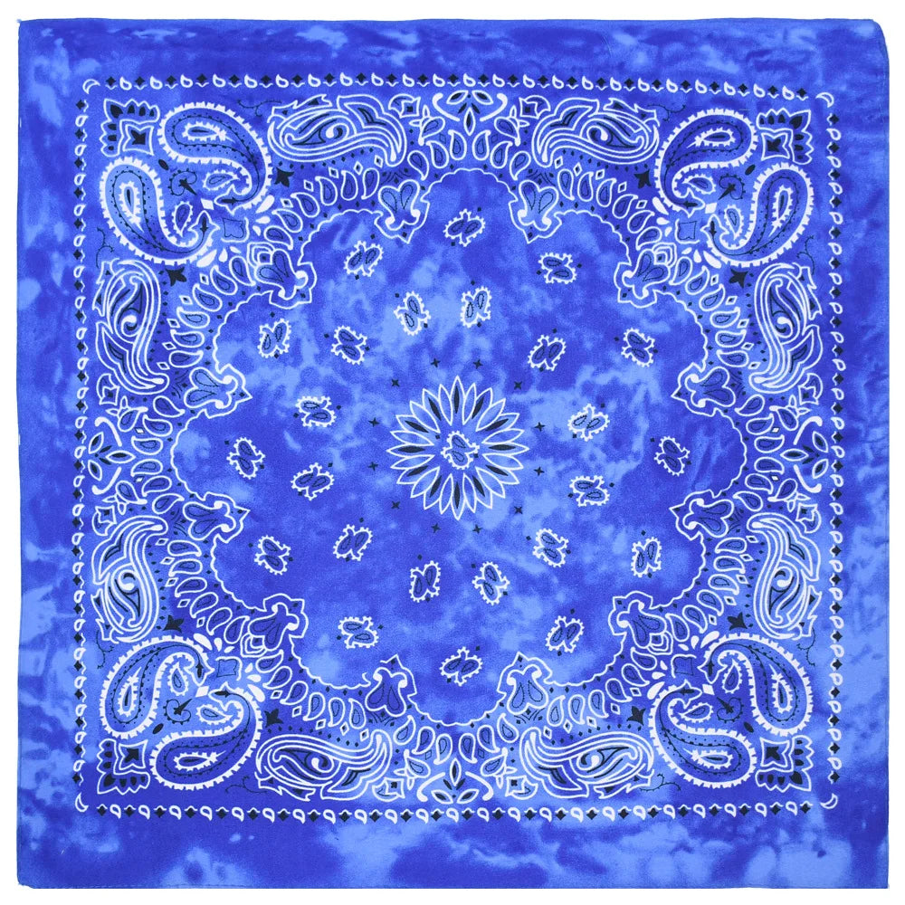 Blaue Aquarell-Bandana mit aufwendigen weißen Paisley- und Blumenmustern und einem Zierrand.