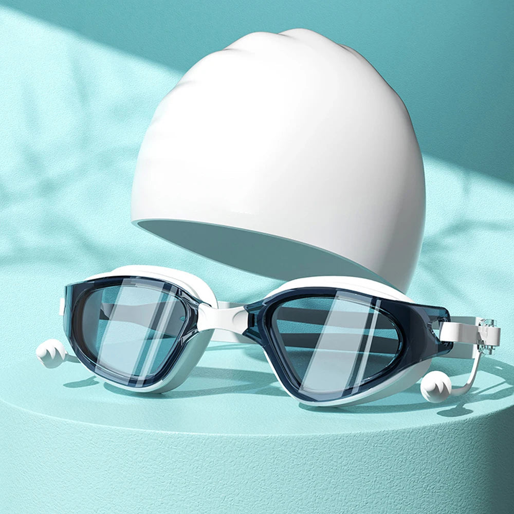 Un par de gafas de natación antiempañante blancas y azules sobre una superficie azul claro.