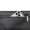 Nahaufnahme einer schwarzen Kunstleder-Clutch mit silbernem Reißverschluss und dreieckigem Objektivdesign.