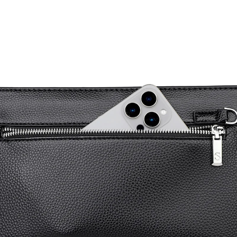Nahaufnahme einer schwarzen Kunstleder-Clutch mit silbernem Reißverschluss und dreieckigem Objektivdesign.