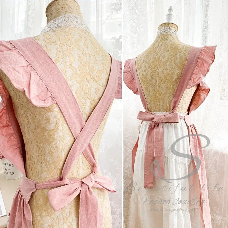 Rückansicht eines rosa Baumwoll-Leinen-Apronkleides mit Bindedetail auf cremefarbigem gemustertem Stoff.