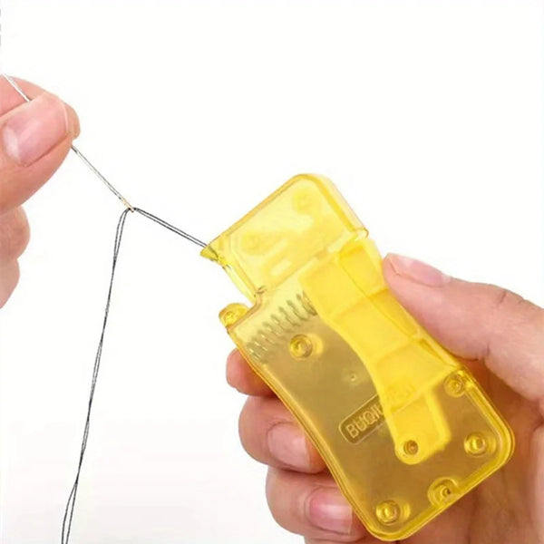 Una mano usa un alambre fino para pasar el hilo de una máquina automática de coser.