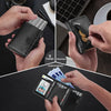 Hände zeigen eine RFID-geschützte Pop-up-Wallet aus schwarzem Kohlefaser-Textur, die Karten und Münzen aufbewahrt.