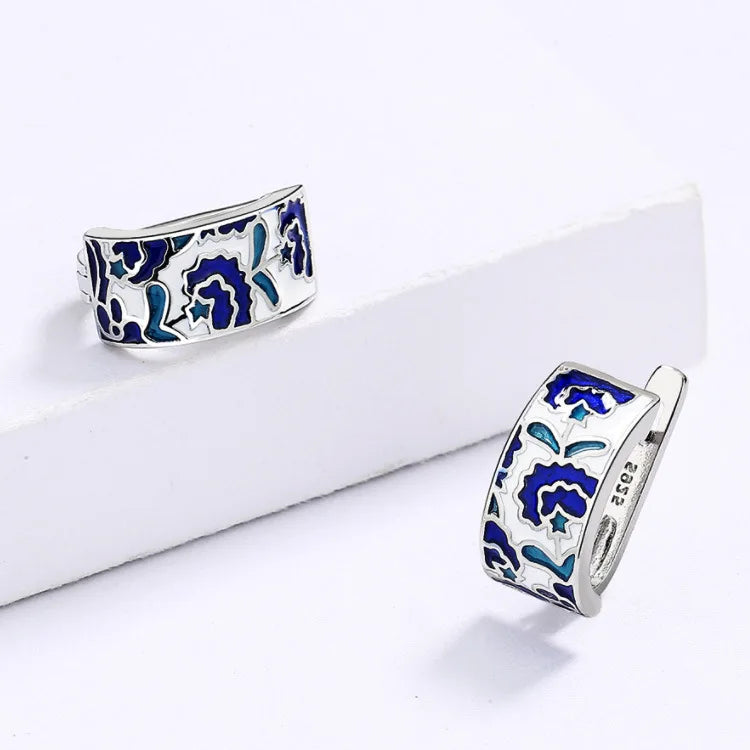 Klassische Ohrstecker mit Blumenmotiv in Blau und Emaille