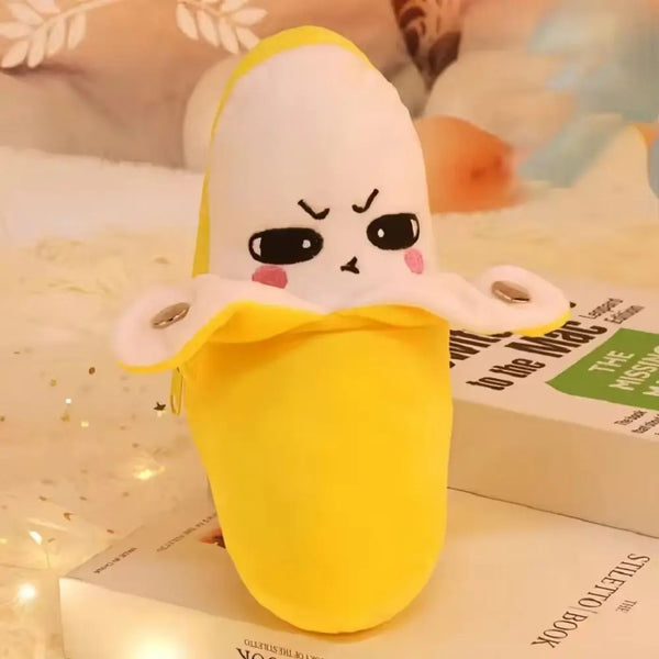 Geliges, bananenförmiges Induktionsmetronom, auf einer weißen Box.