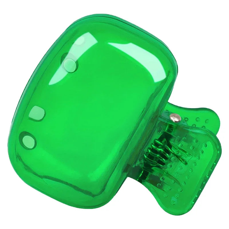 Cap silicone vert clair protégeant la tête d'une brosse à dents, vue de dessus.