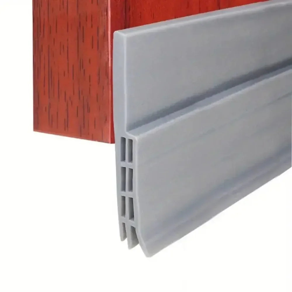 شريط سد منع تسرب الباب الرمادي بجانب إطار خشبي بني محمر.