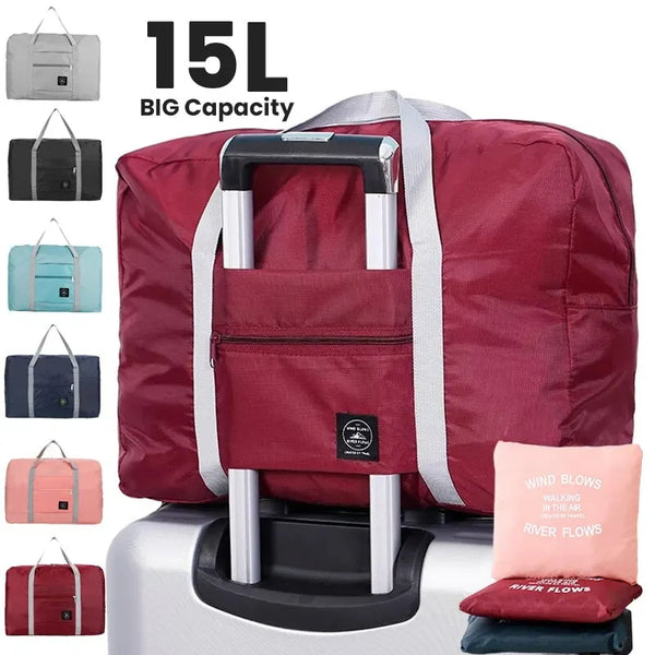 Bolso de viaje plegable rojo con asa y correas plateadas, mostrado en varios colores.