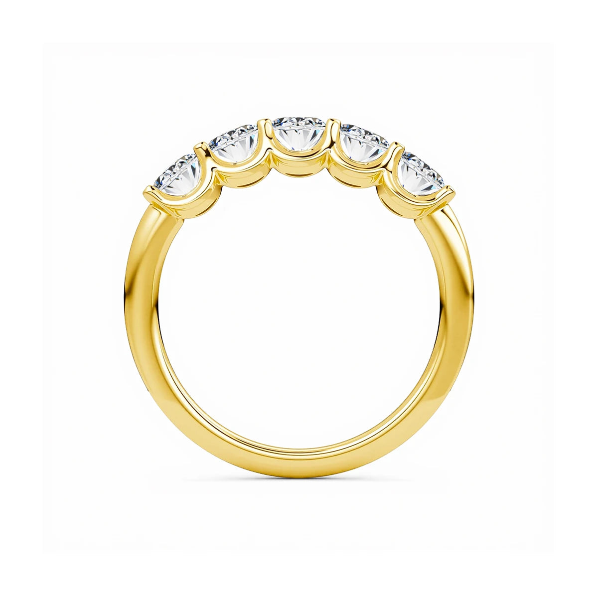 Bague en or avec cinq pierres en moissanite ovales claires disposées sur la bande.
