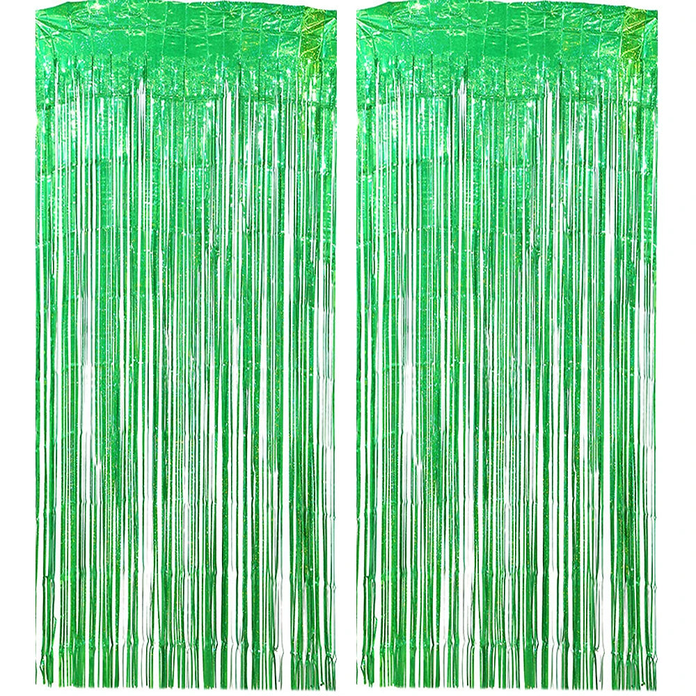 Dos cortinas de fondo con flecos de serpentina dorada rosa y verde