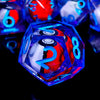 Gros plan d'un dé polyédrique bleu translucide avec des marquages rouges et blancs, sur fond sombre.