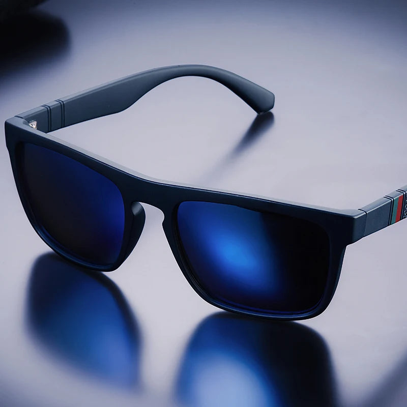Une paire de lunettes de soleil carrées vintage bleu foncé polarisées posée sur une surface réfléchissante.