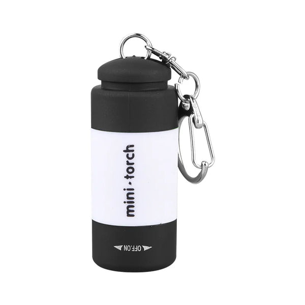 Schwarzer Mini-Torch mit weißer Licht, an einem Metall-Anhängerring befestigt.