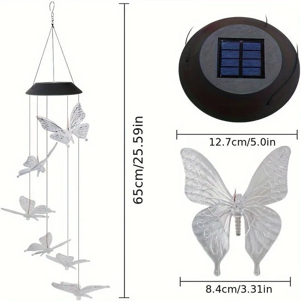Un ensemble de carillons éoliens changeant de couleur avec des formes de papillons et un panneau solaire circulaire.