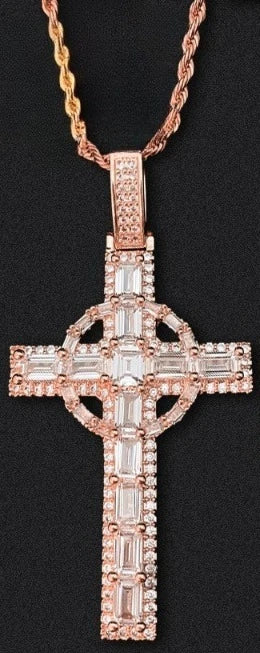 Collier pendentif croix celtique en or rose serti de strass avec chaîne texturée.