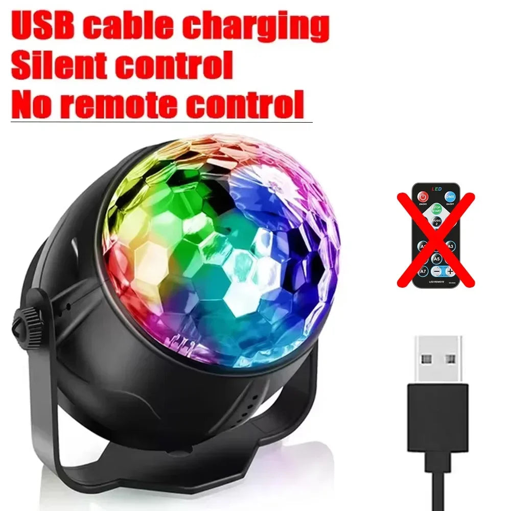 Cable USB negro que carga una lámpara de control silencioso con bola de discoteca RGB giratoria.