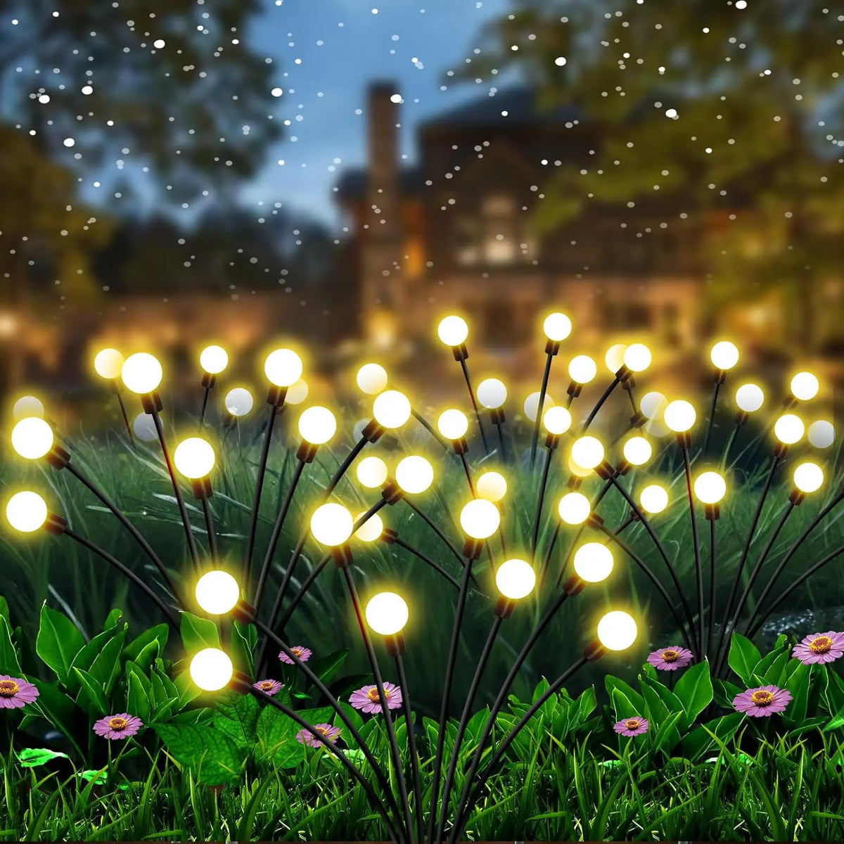 Nahaufnahme von solarbetriebenen Glühwürmchen-Gartenlichtern, die grünes Laub und Blumen bei Dämmerung beleuchten.