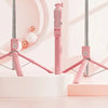 Pinker 360°/180° Selfie-Stick mit Bluetooth-Fernbederv in der Nähe einer weißen Spüle.