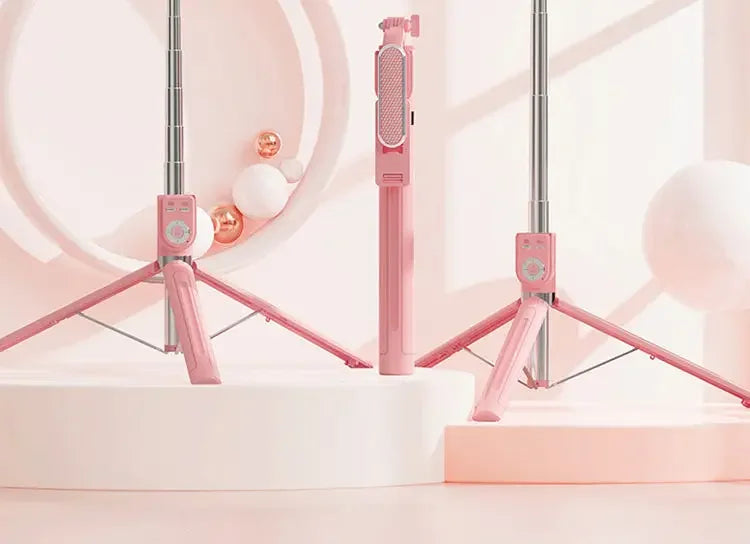 Pinker 360°/180° Selfie-Stick mit Bluetooth-Fernbederv in der Nähe einer weißen Spüle.