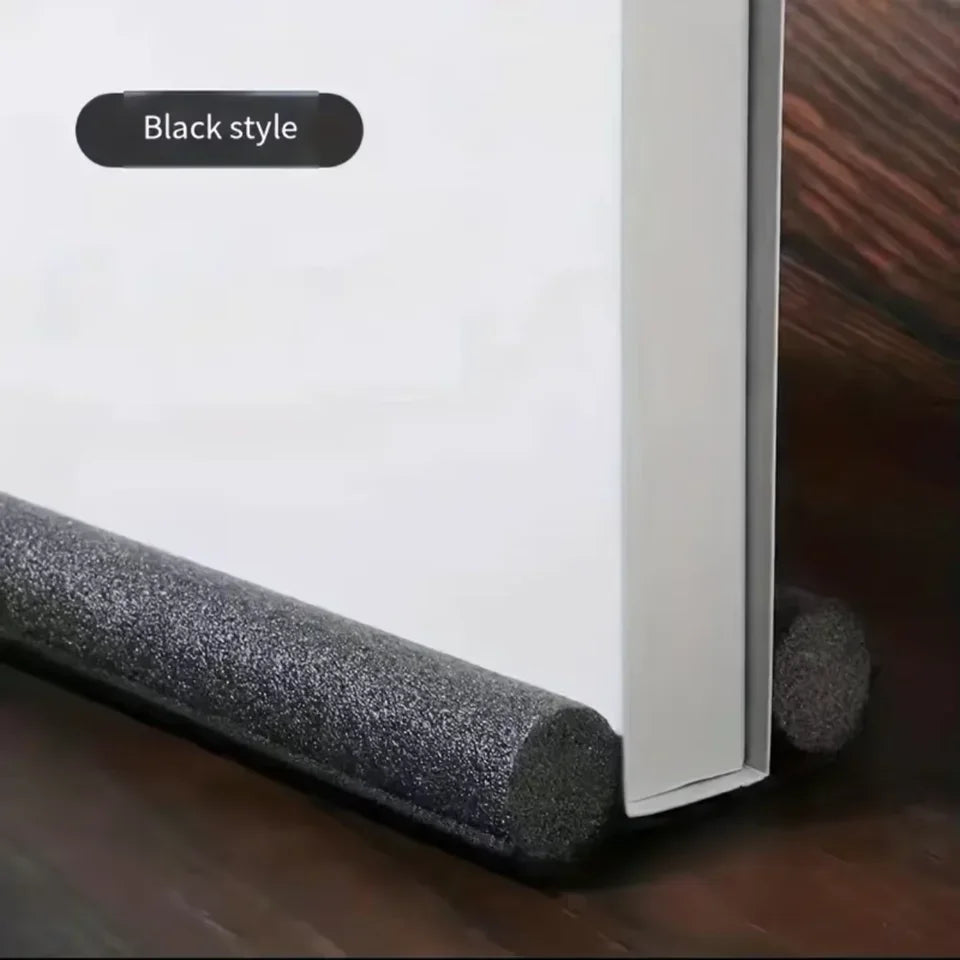 Un joint de porte blanc avec une étiquette noire de style est montré à côté d'une surface en bois foncé.
