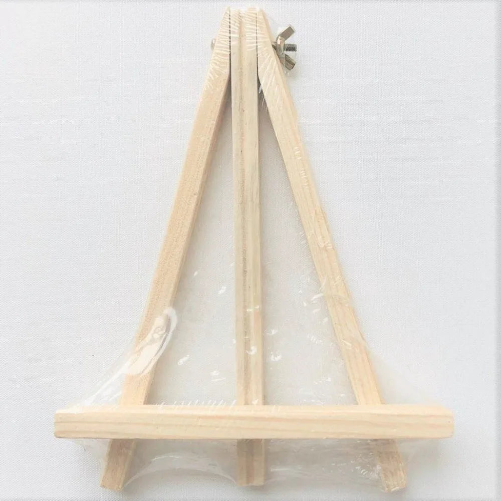 Tablero de letras con marco de madera y lámina de plástico transparente, para manualidades o exhibición.