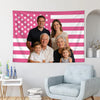 Familienporträt auf rosa-weißem amerikanischem Flaggen-Tapisseriewanddekoration mit Eltern und Kindern.