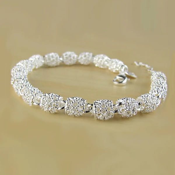 Pulsera de cadena geométrica de plata esterlina con intrincados detalles tipo diamante.