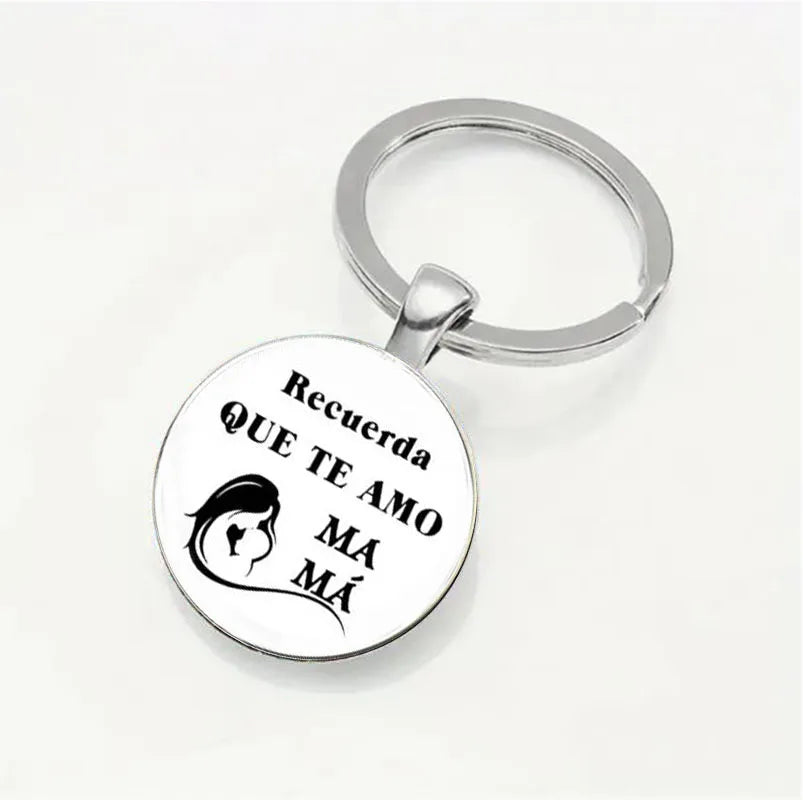 Clé USB argentée avec texte gravé disant 'Recuerda que te amo ma'