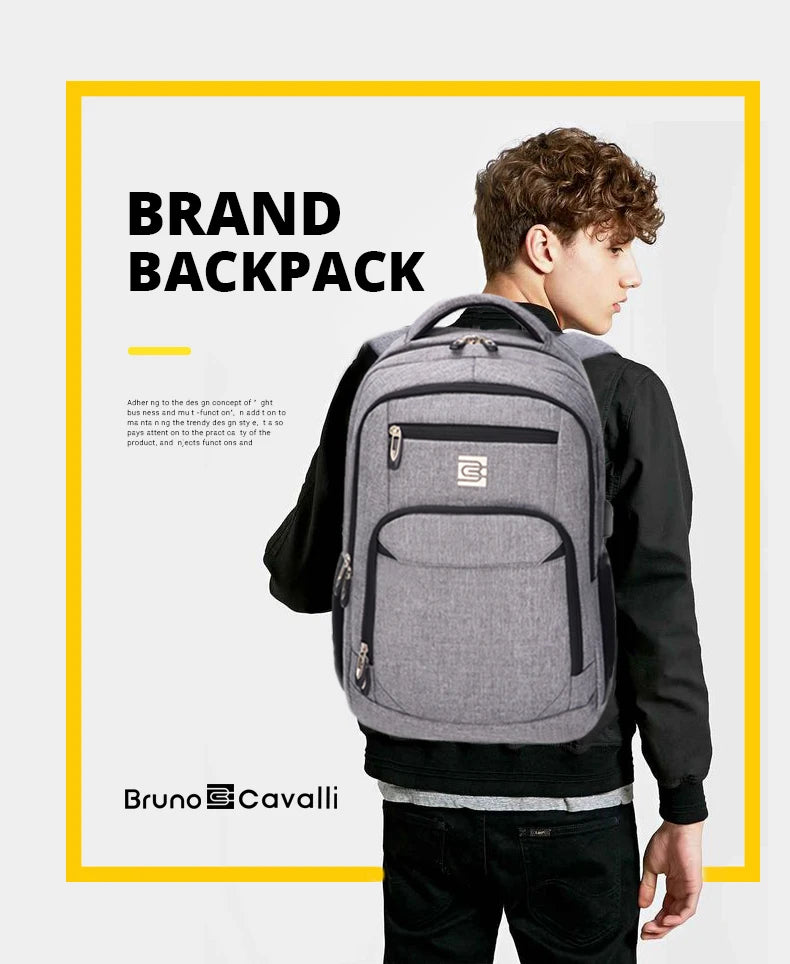 Un jeune homme portant un sac à dos d'ordinateur portable de voyage gris.