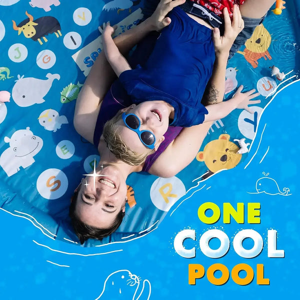 Un enfant éclabousse joyeusement dans une piscine gonflable bleue remplie de jouets colorés et d'eau.