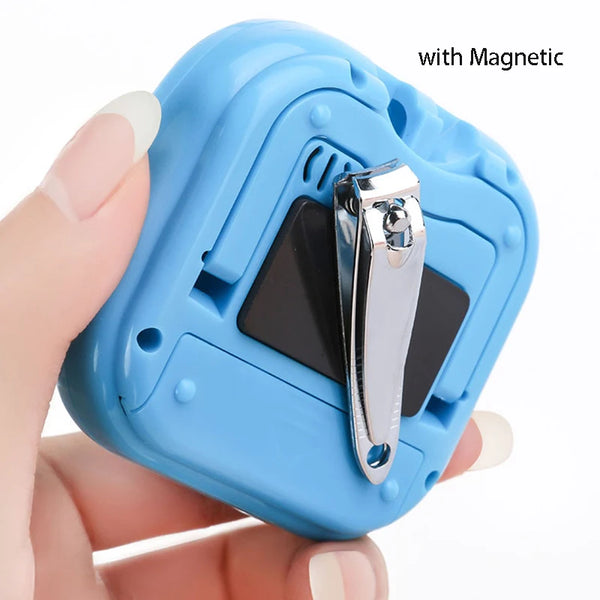 Eine Hand hält einen blauen magnetischen digitalen Küchentimer mit silbernem Ständer.