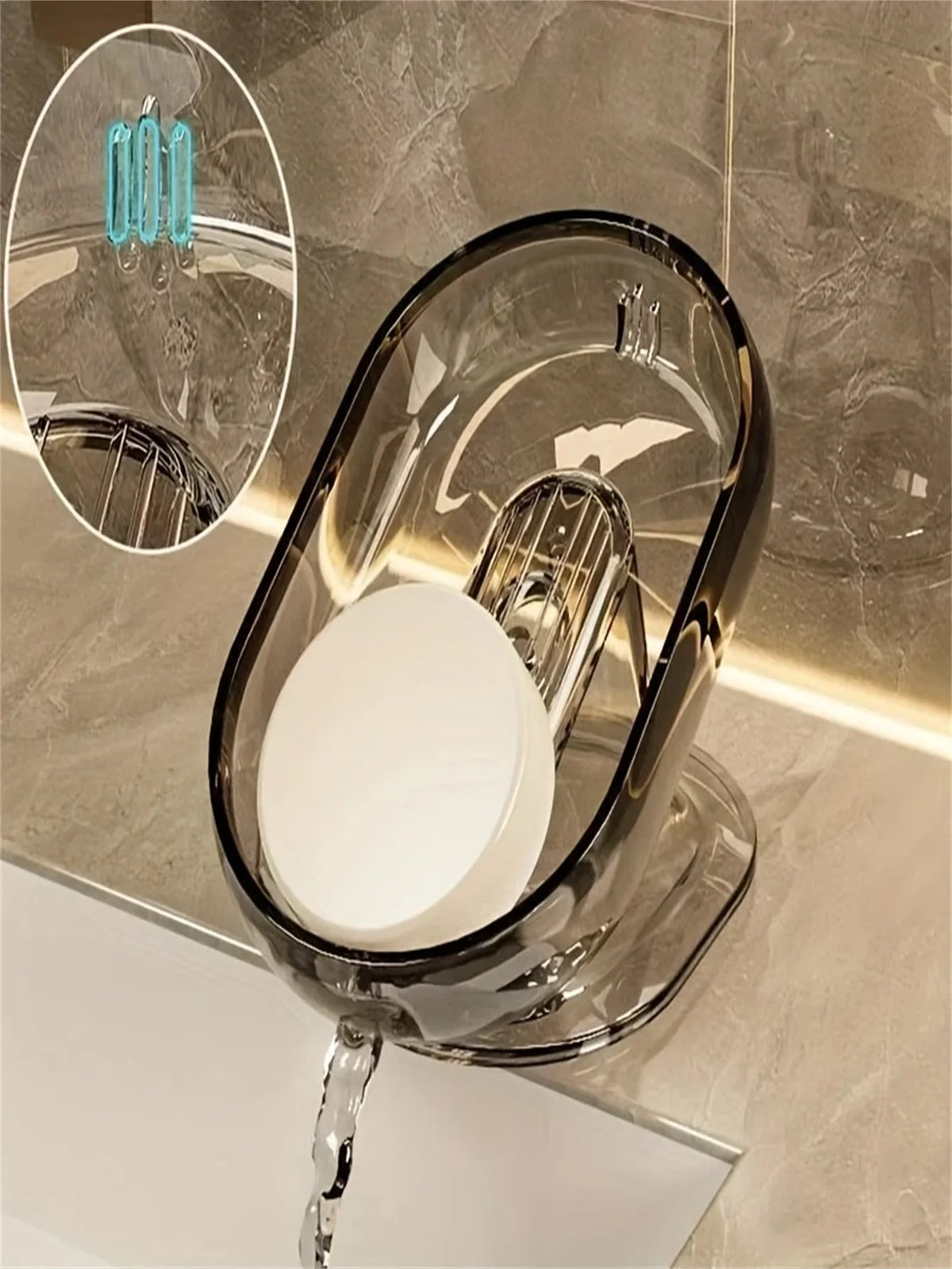 Klare Glasseife-Schale mit Metallabfluss auf Marmor-Arbeitsplatte