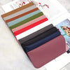Colección de fundas protectoras para gafas de cuero PU en tonos marrón, verde, rosa y azul sobre una superficie blanca