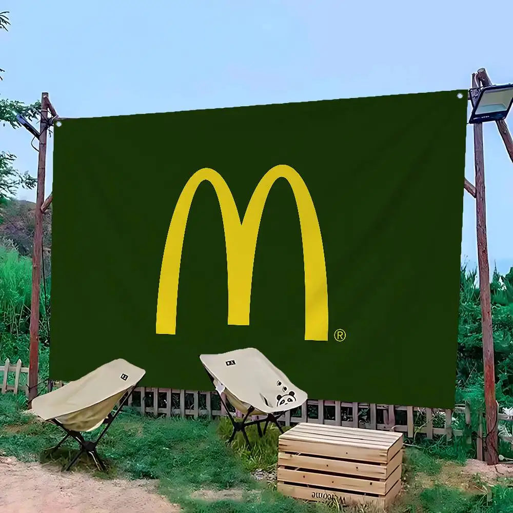 Grande bannière verte avec le logo 'M' jaune de McDonald's, affichée à l'extérieur sur des poteaux en bois.