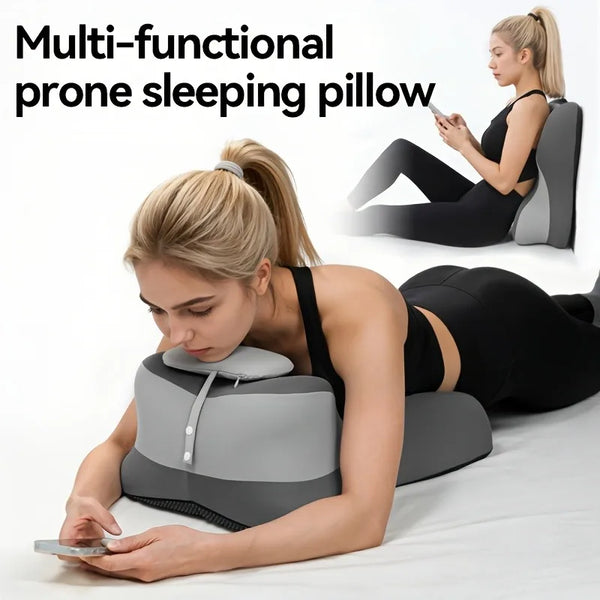Une femme utilise un oreiller de couchage multifonction pour dormir tout en regardant son téléphone.