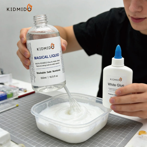 Eine Hand gießt weißen Klebstoff in eine klare Flasche, mit einem Gläser mit weißem Klebstoff daneben sichtbar.