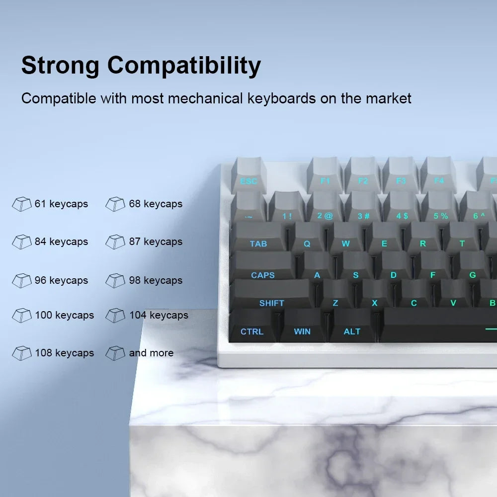 Nahaufnahme einer weißen mechanischen Tastatur mit verschiedenen Keycaps und Switches auf einer Marmoroberfläche.
