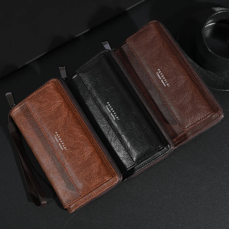Portefeuille à fermeture éclair en cuir marron pour homme, ouvert sur une surface sombre.